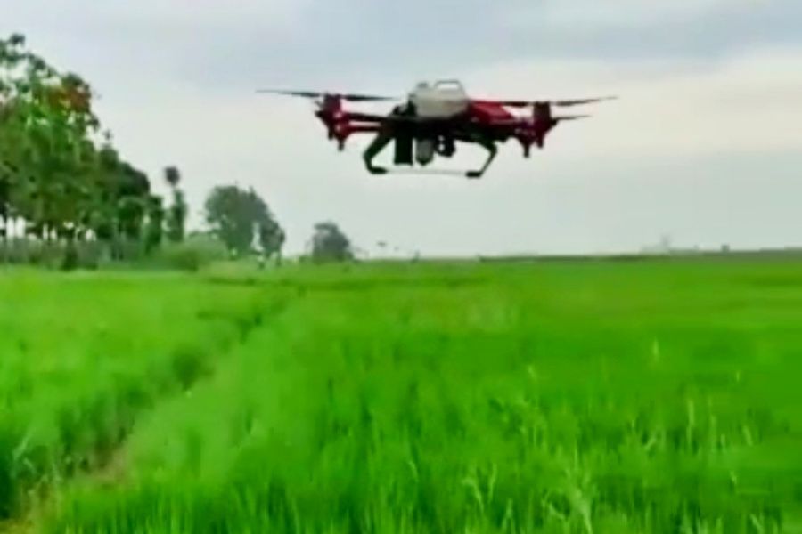 Keren, teknologi drone ini bisa dimanfaatkan untuk proses budidaya tanaman padi di Kabupaten Cirebon.