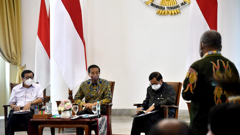 Presiden Joko Widodo menerima Majelis Rakyat Papua (MRP) dan Majelis Rakyat Papua Barat di Istana Kepresidenan Bogor. Foto: BPMI Setpres/Rusman.