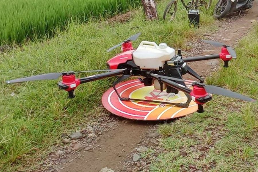 Salah satu drone yang teknologinya diaplikasikan sebagai penyemprot pestisida.