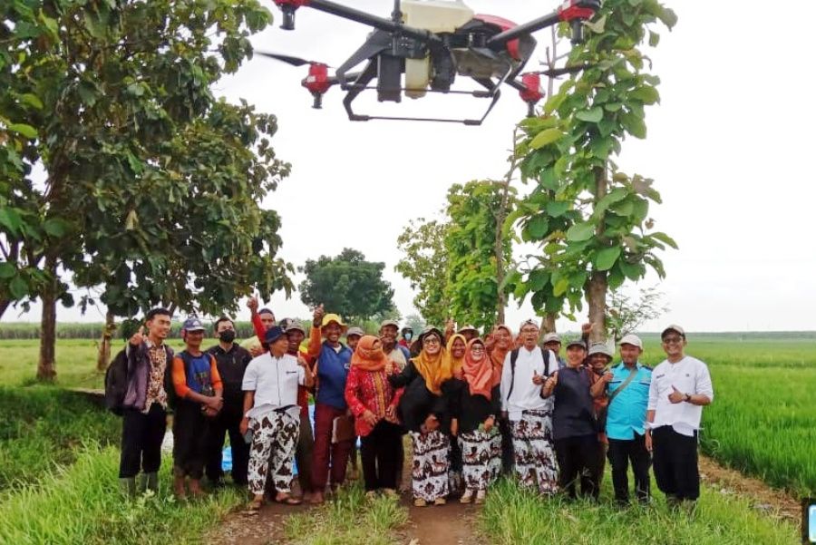 Saat penyuluhan penggunaan teknologi drone untuk penyemprotan pestisida di areal tanaman padi di Desa Karangmekar, Kecamatan Karangsembung, Kabupaten Cirebon, Kamis, 19 Mei 2022.