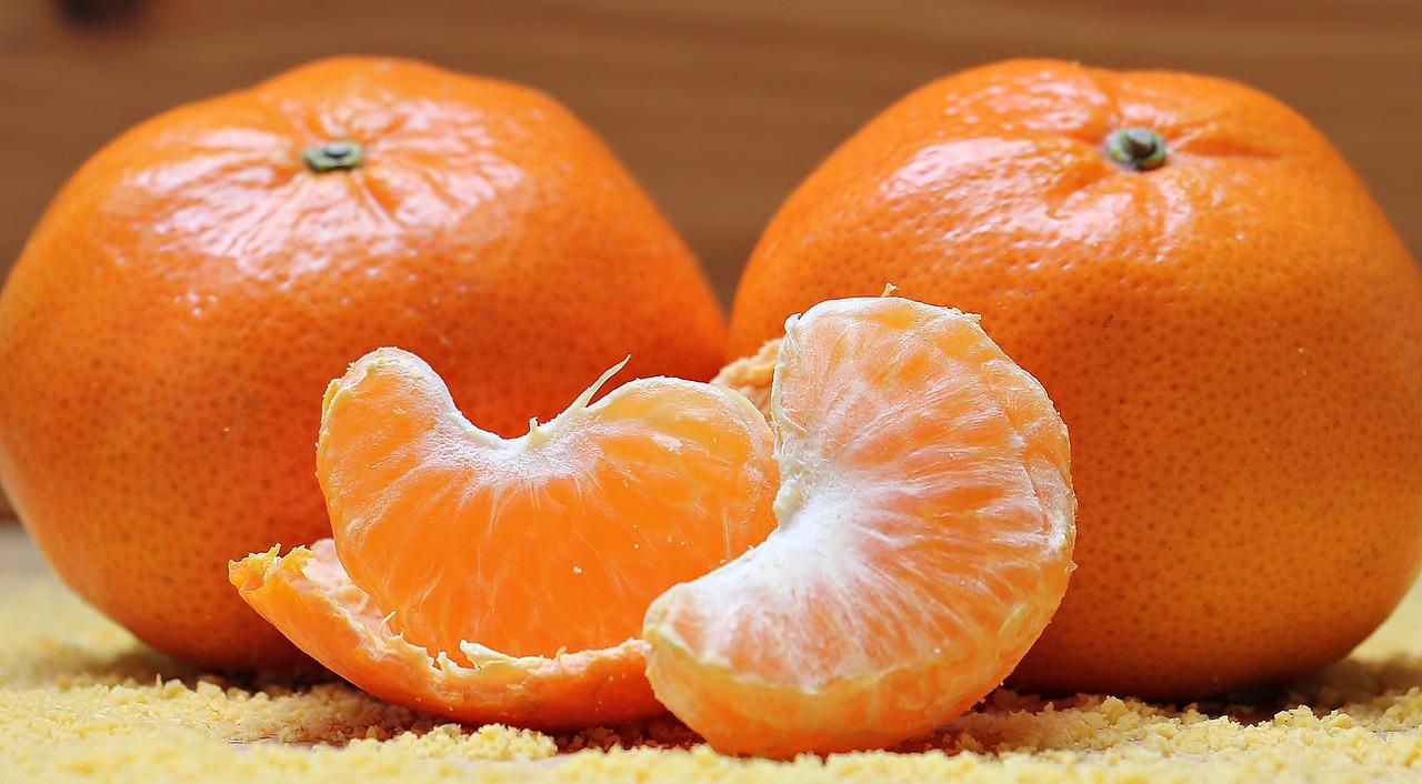 Buah jeruk memiliki kandungan vitamin C tinggi yang sangat berguna untuk menjaga kesehatan.