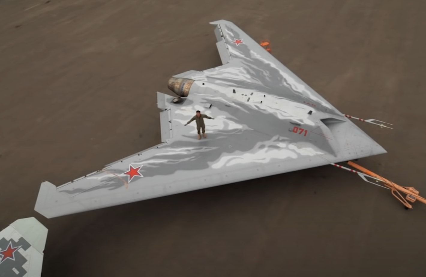 Drone serang kelas berat Rusia, Okhotnik-B