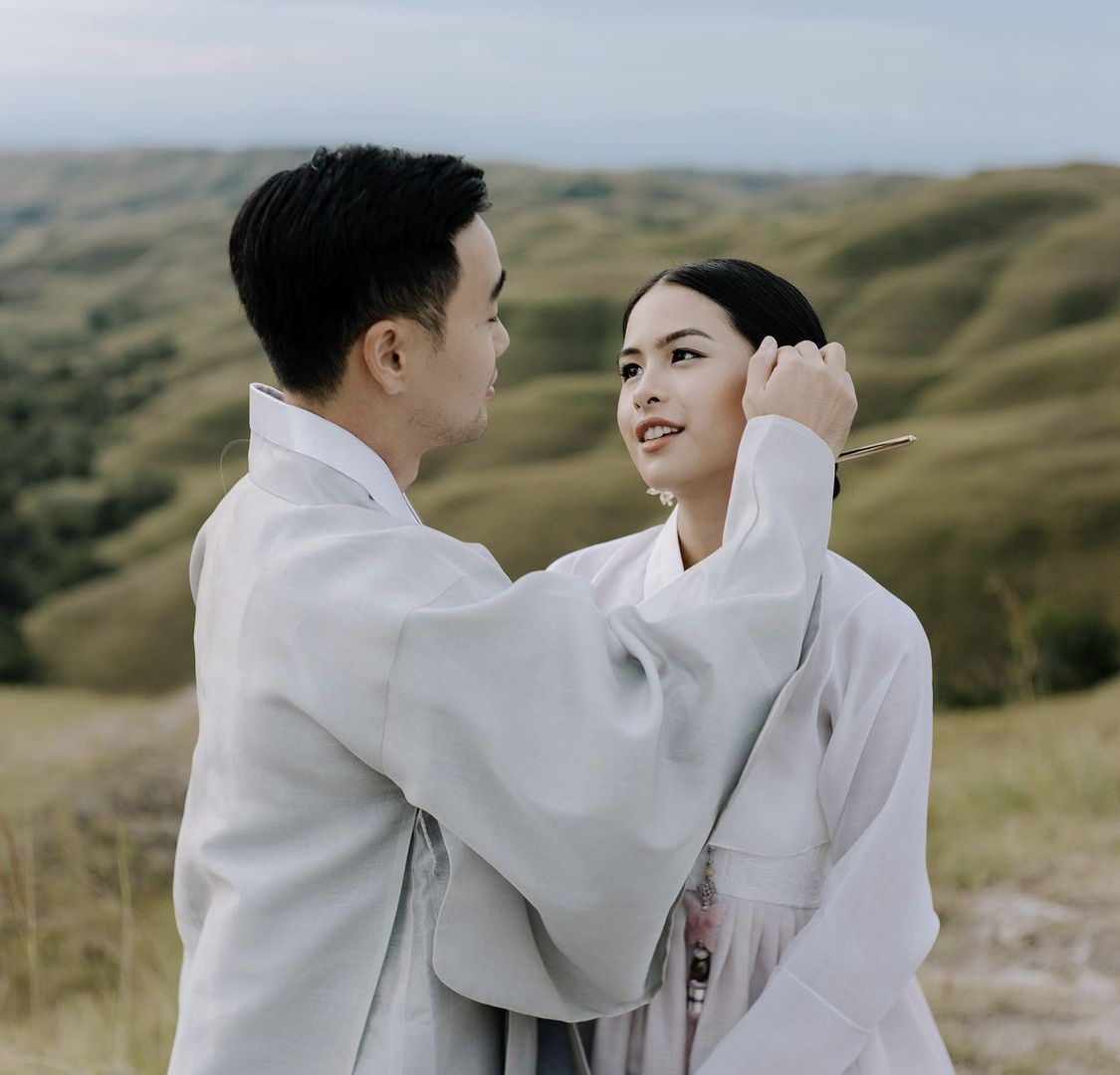 Jesse Choi dan Maudy Ayunda foto pre-wedding dengab kenakan baju tradisional Korea