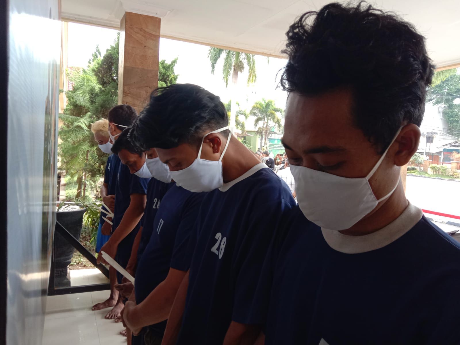 Para pelaku kasus pengeroyokan di Katapang, Kabupaten Bandung ketika rilis kasus di Mapolresta Bandung, Minggu 22 Mei 2022.
