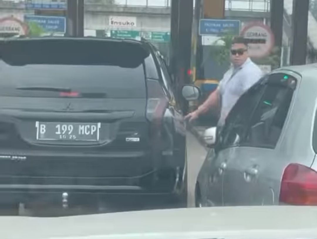 Pengemudi Pajero arogan melakukan penyerangan kepada pengemudi Yaris yang terlibat kejar-kejaran sebelum masuk pintu tol Jakarta.
