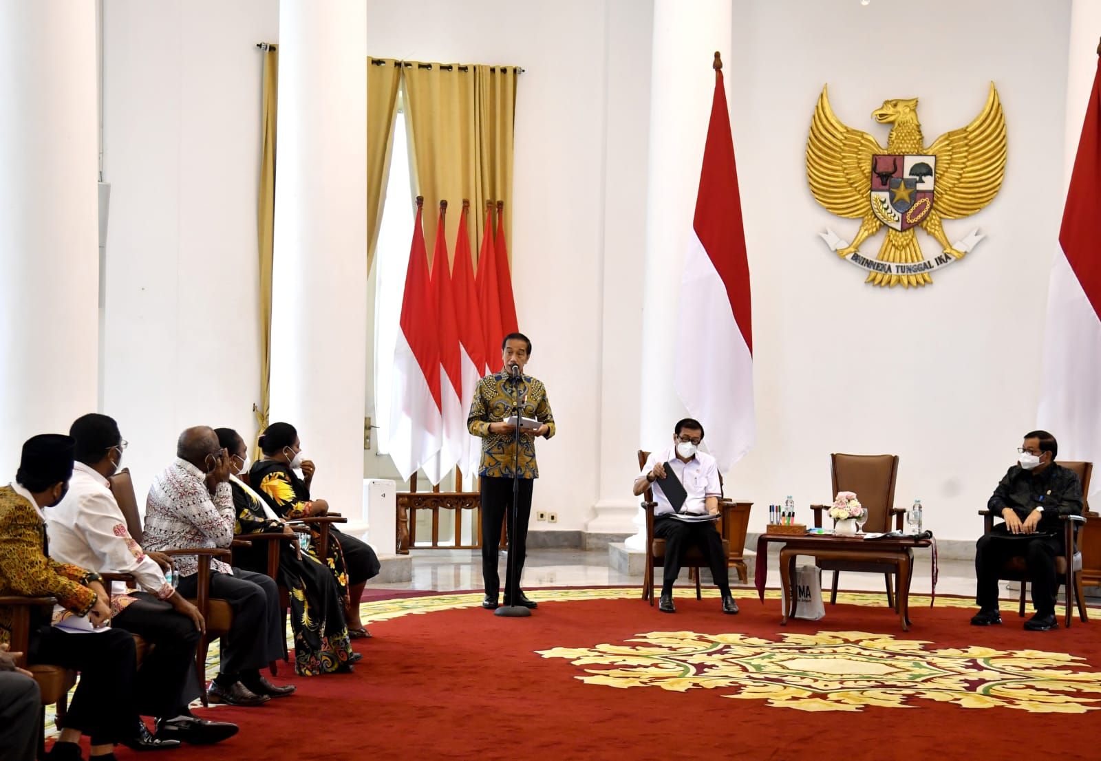Presiden Jokowi, saat berbicara melayani rombongan masyarakat Papua dan Papua Barat yang datang. 