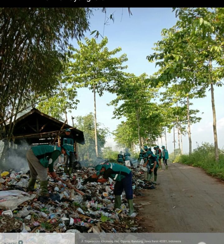 Desa Sukamulya Cinambo Bandung. TPS Desa di poles menjadi lokasi ajang swa foto. Jalannya dijadikan hijau dengan pepohonan./pikiran-rakyat.com