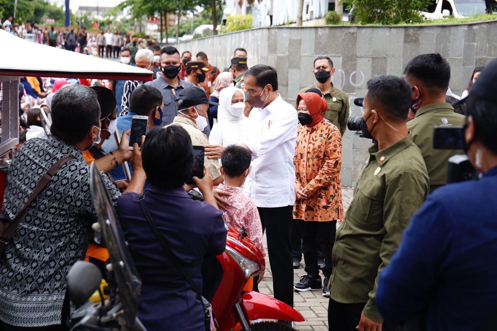 Presiden Jokowi didampingi Menteri Sosial Tri Riamaharini menyalurkan bantuan langsung tunai (BLT) Minyak Goreng di Pasar Muntilan, Kabupaten Magelang Jawa Tengah.