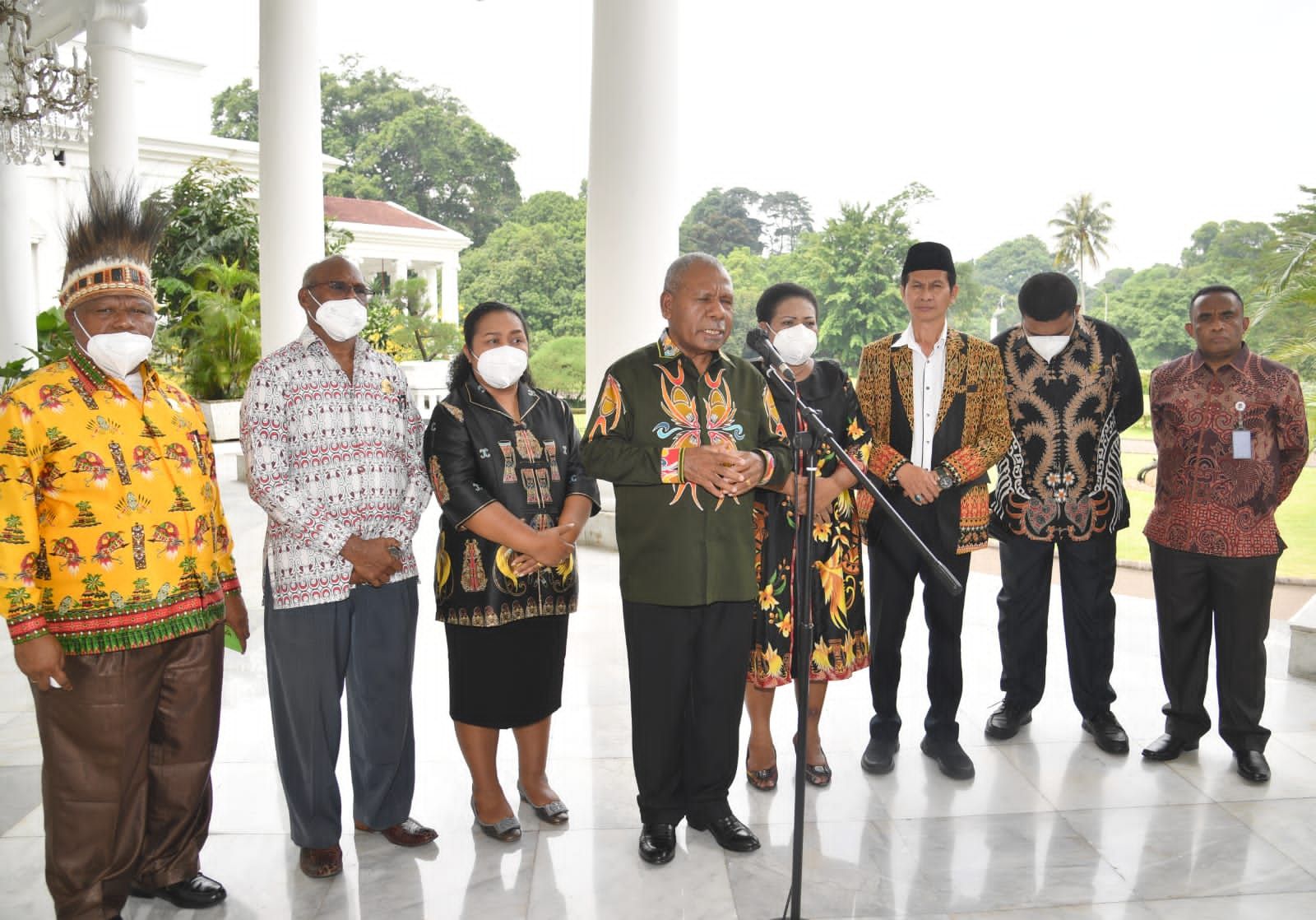 Sejumlag Tokoh Penting Masyaerakat Papua saat bersama mengunjungi Presiden Jokowi.