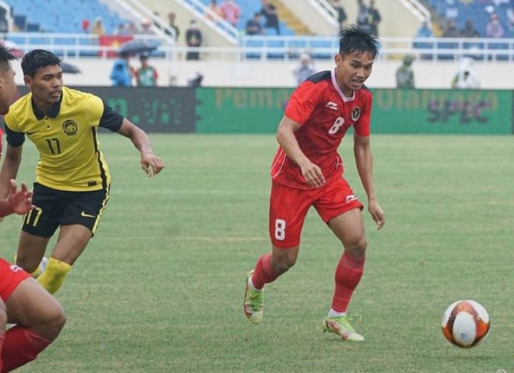 Gelandang andalan Timnas U-23 Indonesia Witan Sulaiman ketika meliuk - liuk di lapangan tengah Indonesia melewati pemain Malysia ( PSSI )