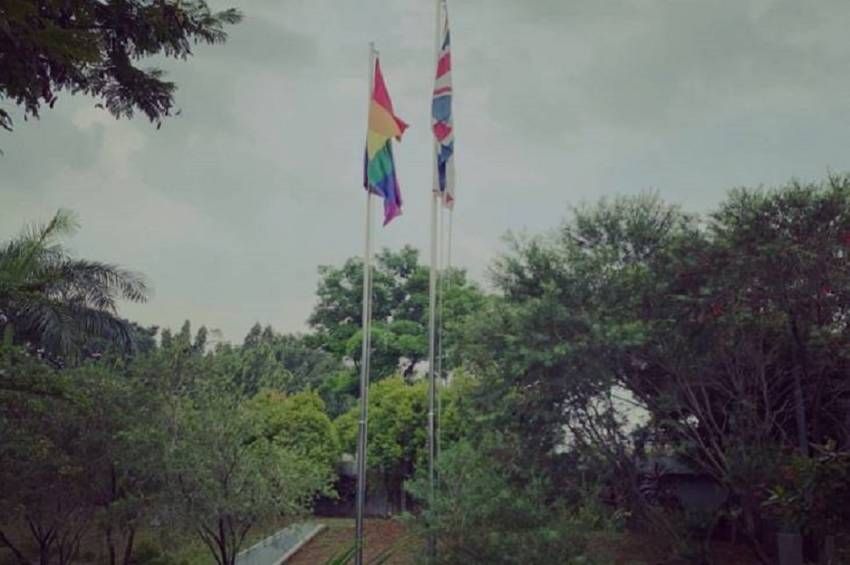 Bendera Kedubes Inggris yang tampak kibarkan bendera LGBT di Jakarta. Warganet langsung menyerbu kolom komentar medsosnya.