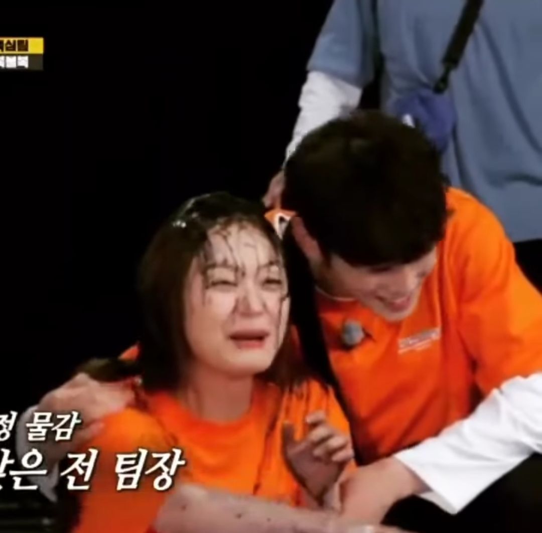 Saat Cha Eun Woo memeluk Jeon So Min setelah menyiramnya di Running Man. 