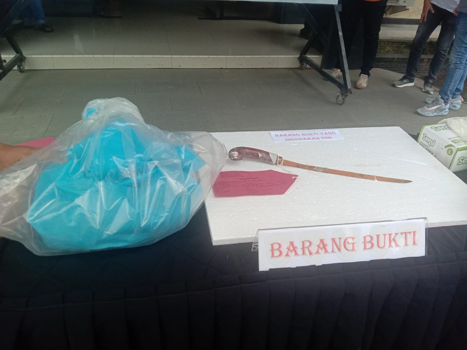 Barang bukti senjata tajam yang digunakan pelaku kasus pengeroyokan di Katapang Kabupaten Bandung.