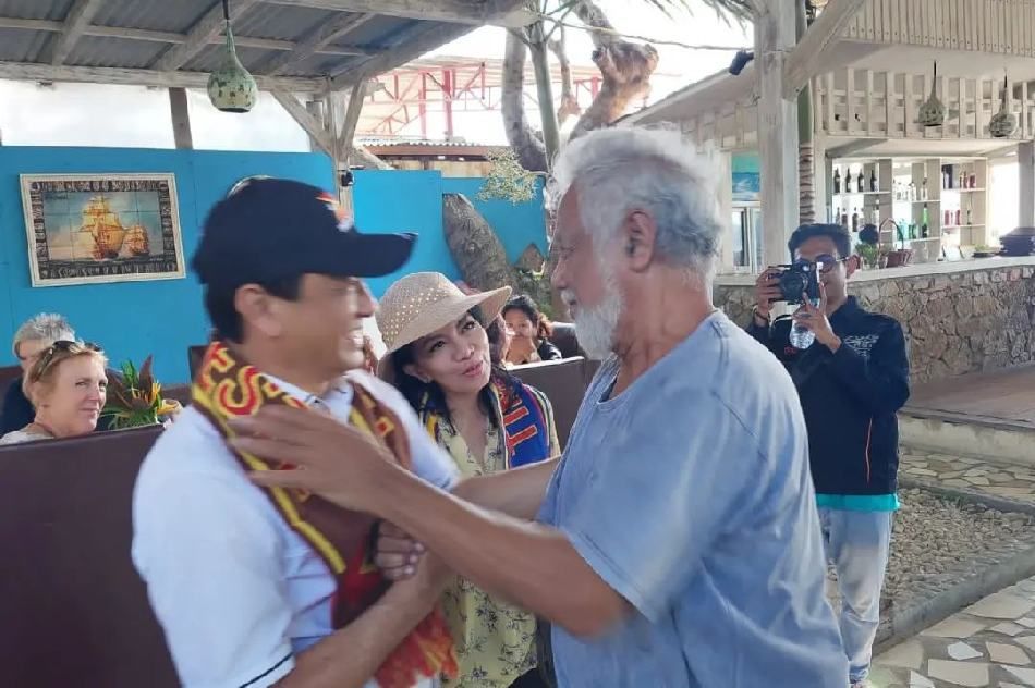 Suasana keakraban saat Bupati Agus Taolin dan Ny. Freni bertemu tokoh Timor Leste, Kay Rala Xanana Gusmao di Dili