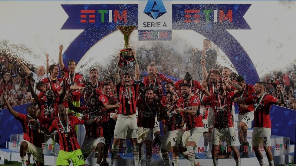 AC Milan tampil sebagai juara Serie A Italia. 