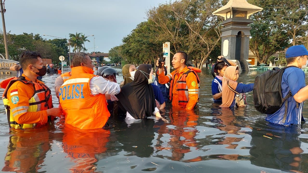 Tanggul Jebol Akibat Rob Tinggi, Kawasan Pelabuhan Tanjung Mas Semarang