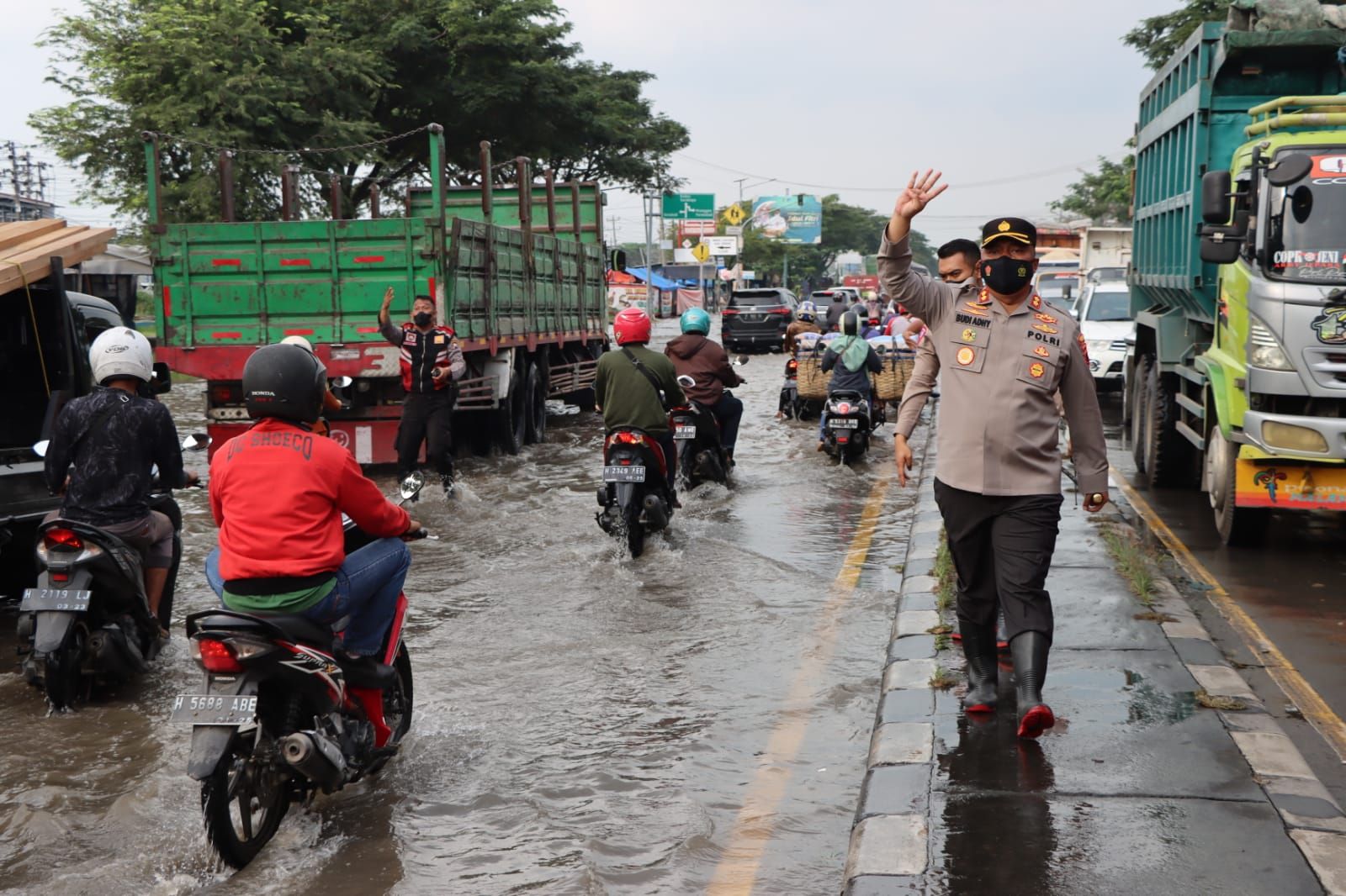 Kapolres Demak AKBP Budi Adhy Buono saat mengatur arus lalu lintas yang padat di wilayah Pantura.