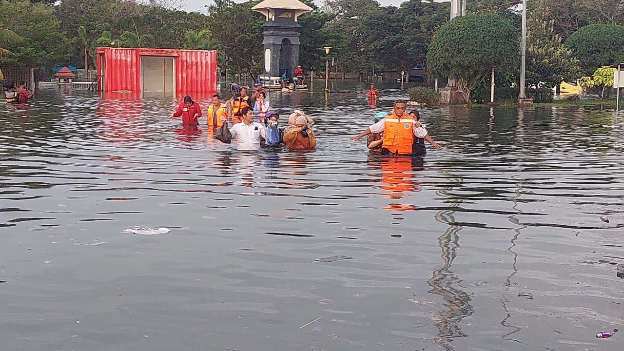 Banjir rob yang terjadi di kawasan Tanjung Emas terjadi pada Senin, 23 Mei 2022.