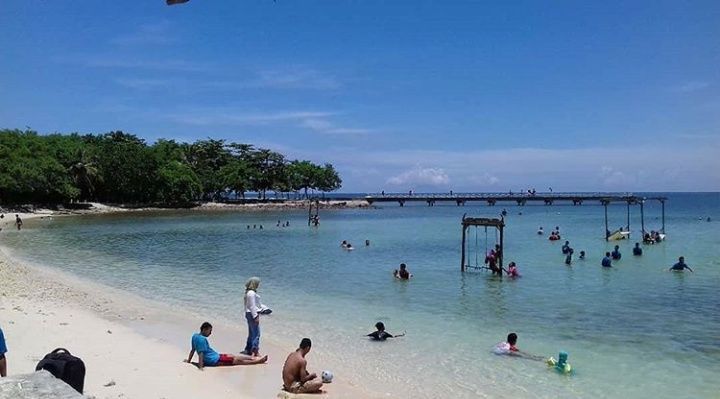 Pantai Tanjung Lesung di Kabupaten Pandeglang, Banten