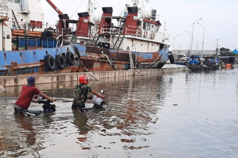 Peristiwa banjir rob di wilayah pesisir Kota Semarang membuat Pelabuhan Tanjung Emas tenggelam. 