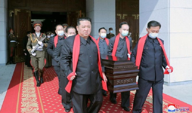 Kim Jong-un tengah membawa peti mati/KCNA via Reuters.
