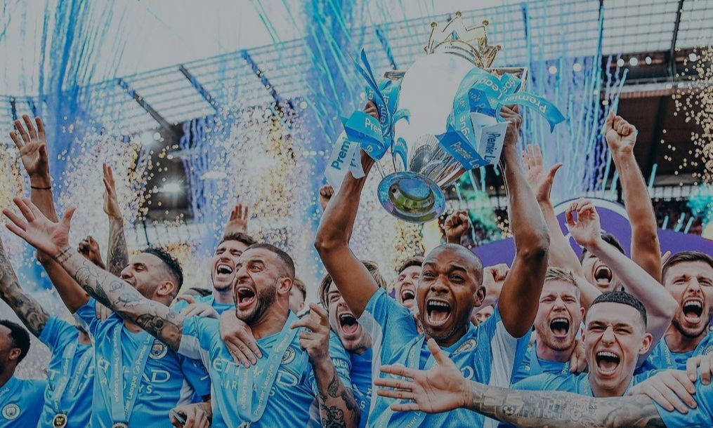 Para pemain Manchester City mengangkat trofi juara Liga Inggris. 