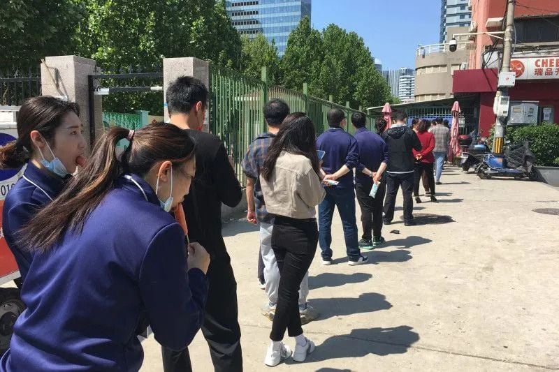 Antrean warga Beijing, China, Minggu 1 Mei 2022, di lokasi tes PCR secara massal putaran keempat di Distrik Chaoyang