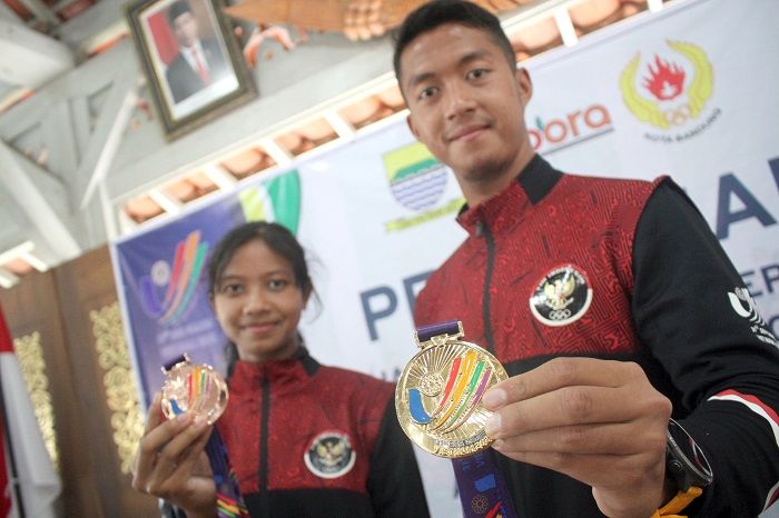 PARA atlet Kota Bandung memperlihatkan medali yang diraih pada gelaran Sea Games Vietnam 2021 saat pemberian uang kadeudeuh dari Pemkot Bandung, di Pendopo Kota Bandung, Jalan Dalem Kaum, Kota Bandung, Senin, 23 Mei 2022./Darma Legi/Galamedia