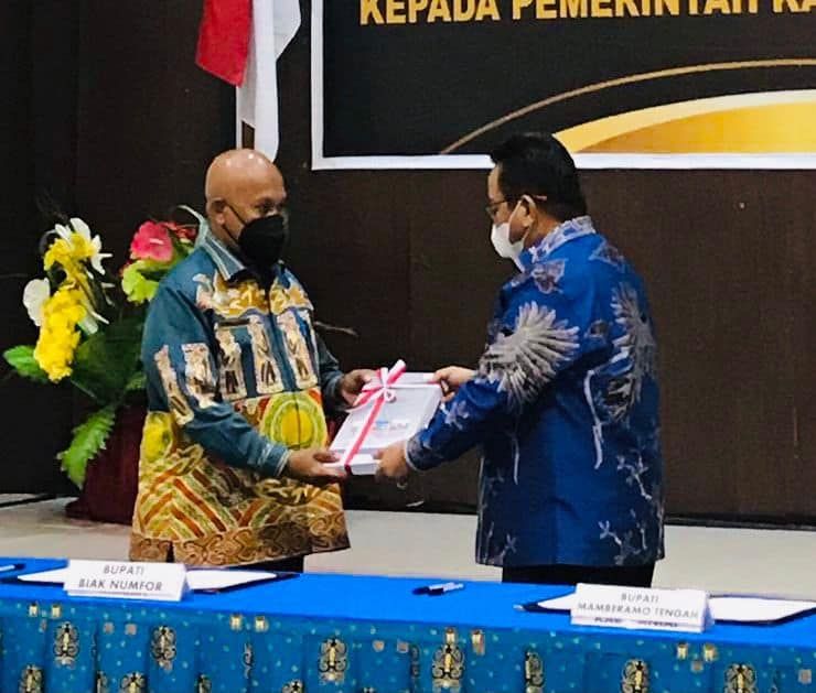 Sekretaris Daerah Kabupaten Biak Numfor Markus O. Masnembra, SH.,MM yang diberi kuasa Bupati Herry Ario Naap, S.Si.,M.Pd untuk menerimanya, di Kantor BPK Perewakilan Papua di Jayapura, Senin, 23 Mei 2022.