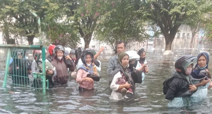 Banjir rob landa kawasan Pelabuhan Tanjung Emas, Semarang, 23 Mei 2022. /
