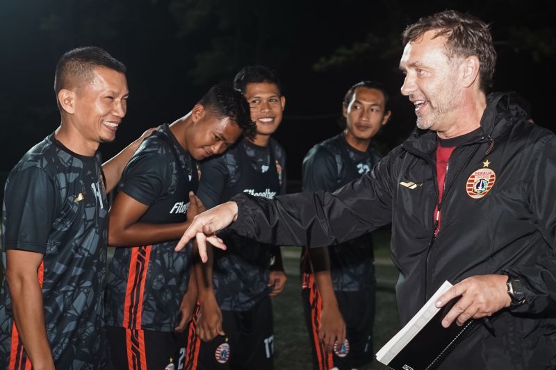 Pelatih Persija Thomas Doll berbicara dengan pemainnya Ismed Sofyan dalam latihan perdana di Nirwana Park, Bojongsari, Jawa Barat, Senin 23 Mei 2022. Latihan itu sebagai persiapan menuju Liga 1 Indonesia 2022-2023.
