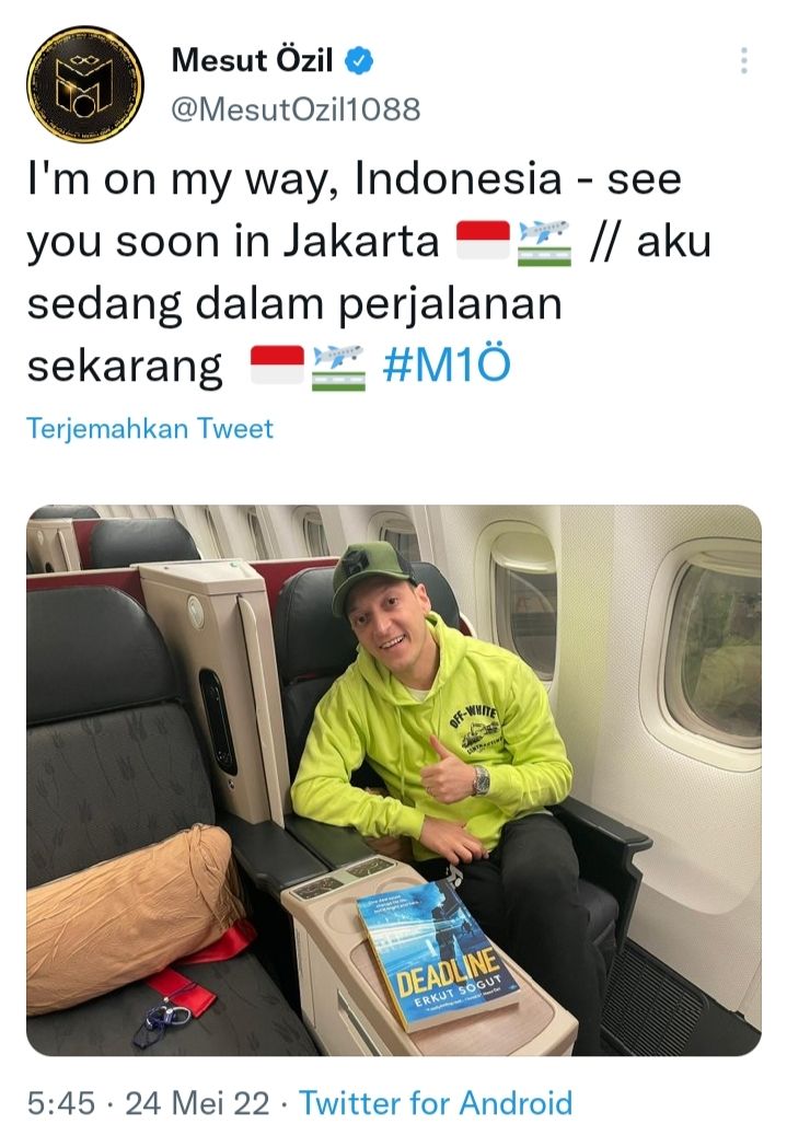 Mesut Ozil gembira dalam perjalanan ke Jakarta.