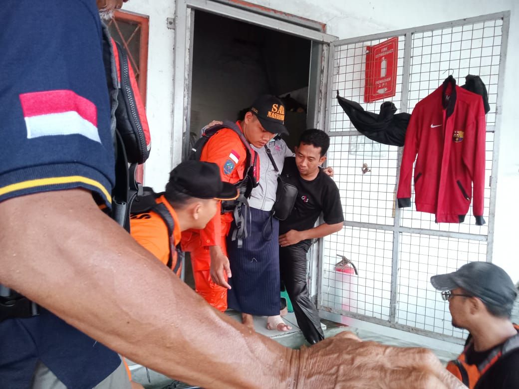 Tim SAR mengevakuasi penumpang kapal yang terjebak banjir rob di kawasan Pelabuhan Tanjung Emas Semarang.