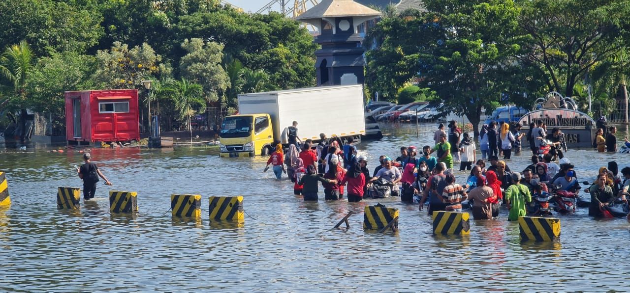 Masyarakat mengevakuasi kendaraan saat banjir rob di Kawasan Pelabuhan Tanjung Emas, akibat tanggul jebol Semarang.