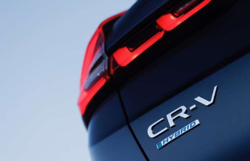 Bagian belakang Honda CR-V terbaru dengan emblem hybrid di bagian bawah yang mengindikasikan adanya teknologi mesin terbaru