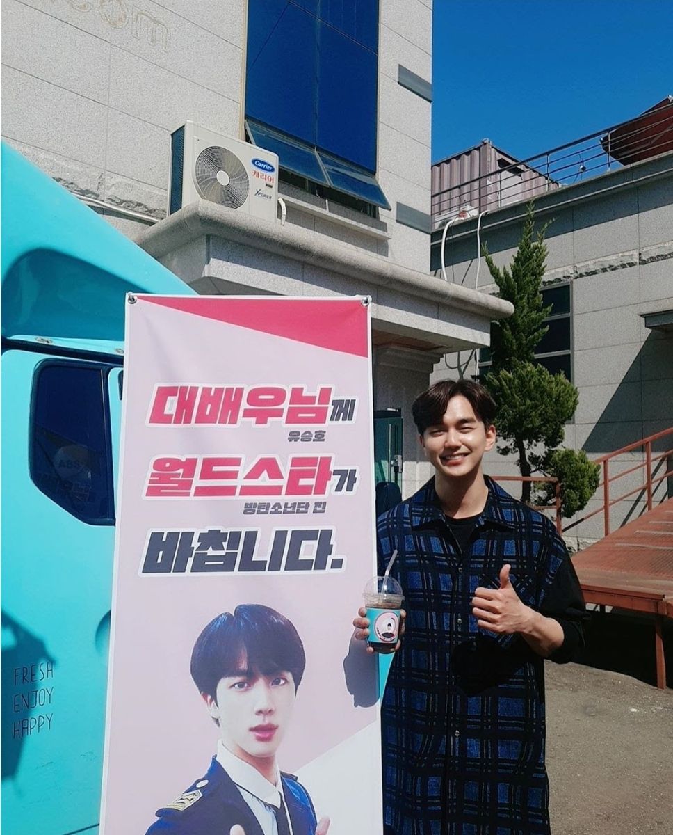 Yoo Seung Ho menunjukkan kiriman truk makanan dari Jin BTS./Instagram/@dandyoo93_official