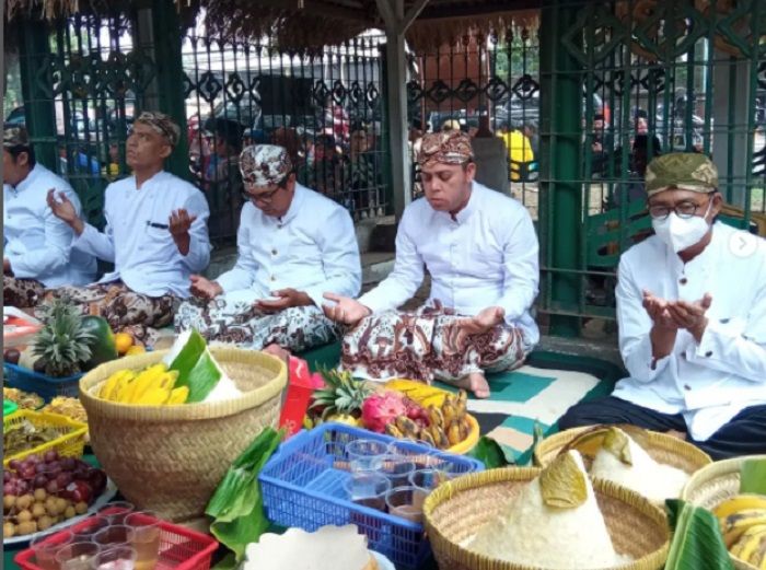  Ritual Memayu, salah satu rangkaian awal dari kegiatan Pelal Ageng (Maulid Nabi Muhammad saw) bertujuan membersihkan dan bertawassul di dalam gedung-gedung yang ada di kompleks Keraton Kanoman Cirebon.