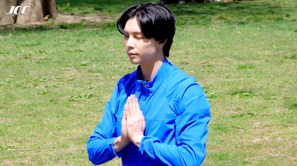 Johnny NCT melakukan olahraga yoga
