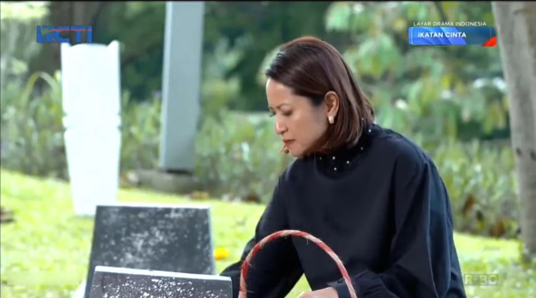 Bu Rosa terbius halusinasi karena perasaan rindunya pada Roy yang telah tiada dan kini menemukan sosok seperti anaknya hadir dihadapannya.