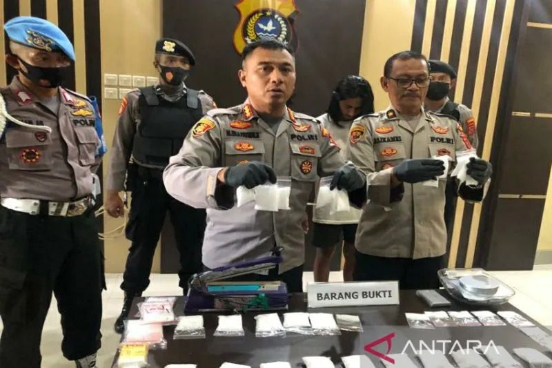 Polresta Kendari saat merilis penangkapan dua pengedar 1,4 kg sabu, Rabu 25 Mei 2022 