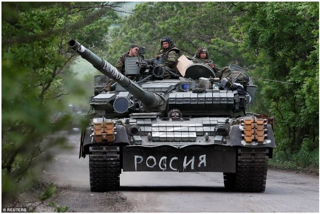 Sebuah tank yang dicat dengan kata 'Rusia' bergerak di wilayah Donetsk di Donbas, di mana pertempuran sengit saat ini sedang berlangsung dengan pasukan Ukraina.  
