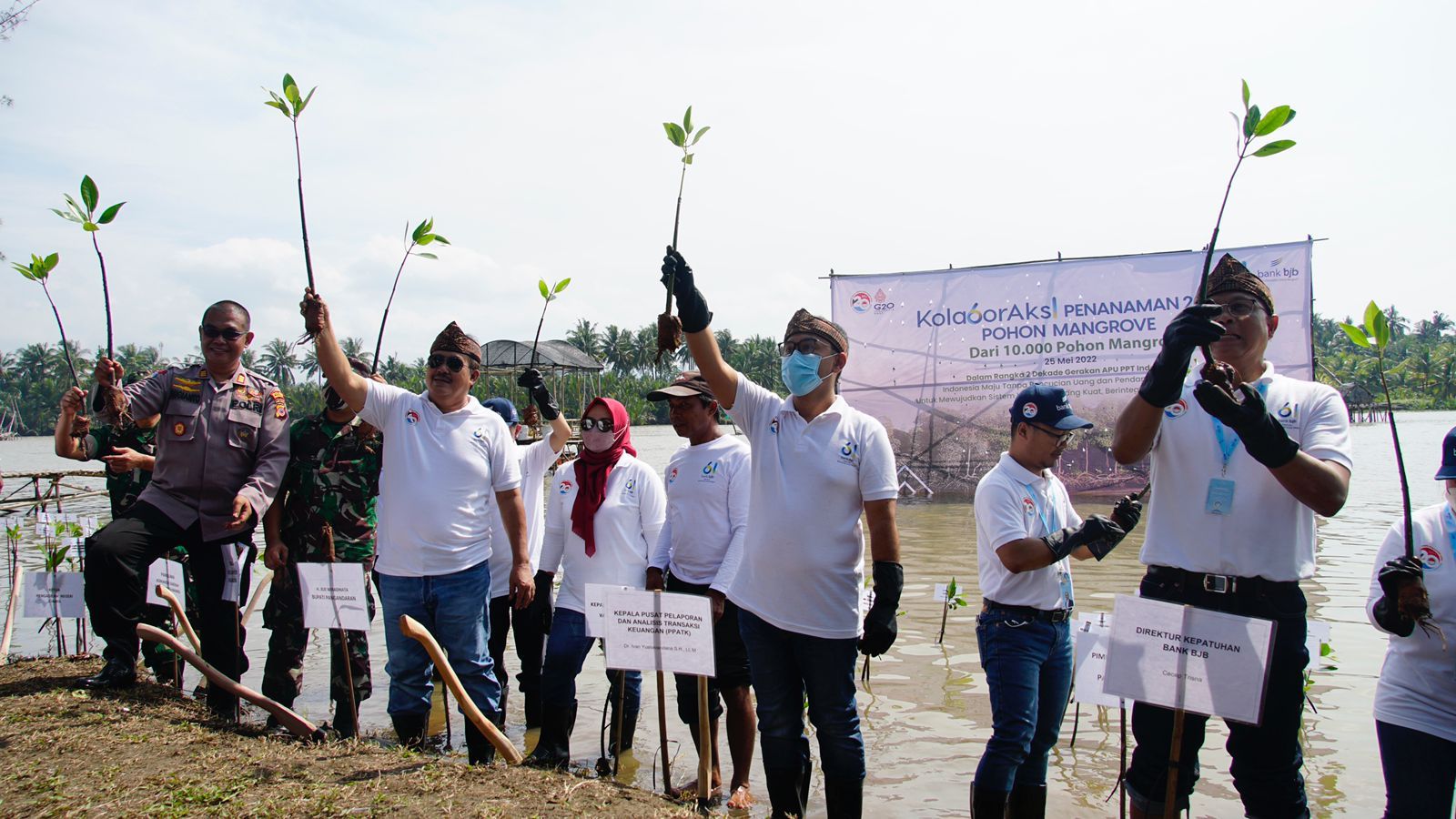 Kegiatan bank bjb kolaboraksi penanaman 2061 pohon Mangrove dari 10.000 pohon Mangrove pada tahun 2022 mendapat dukungan dari Gubernur Jawa Barat Ridwan Kamil.