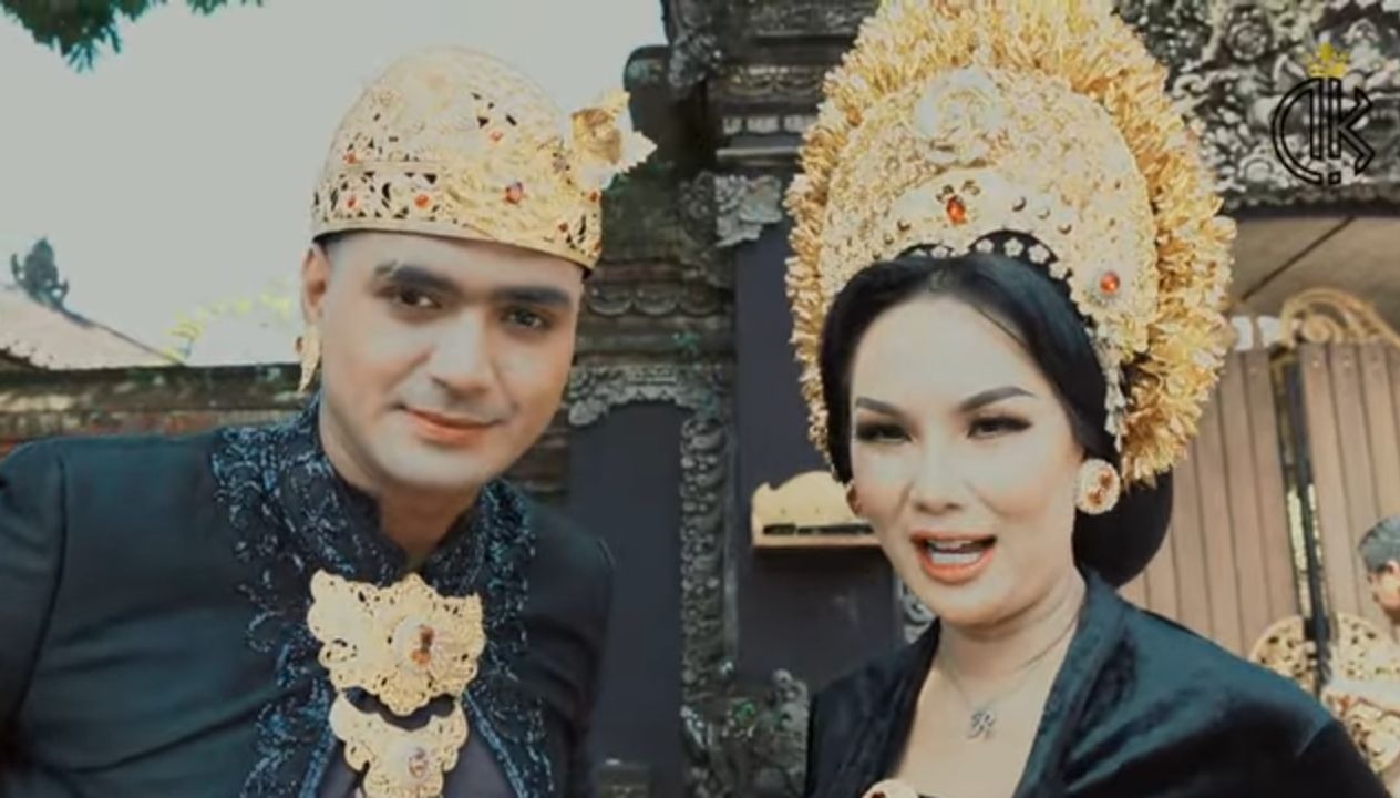 Kalina Ocktaranny dan Ricky Miraza lakukan pemotretan bertema Bali.