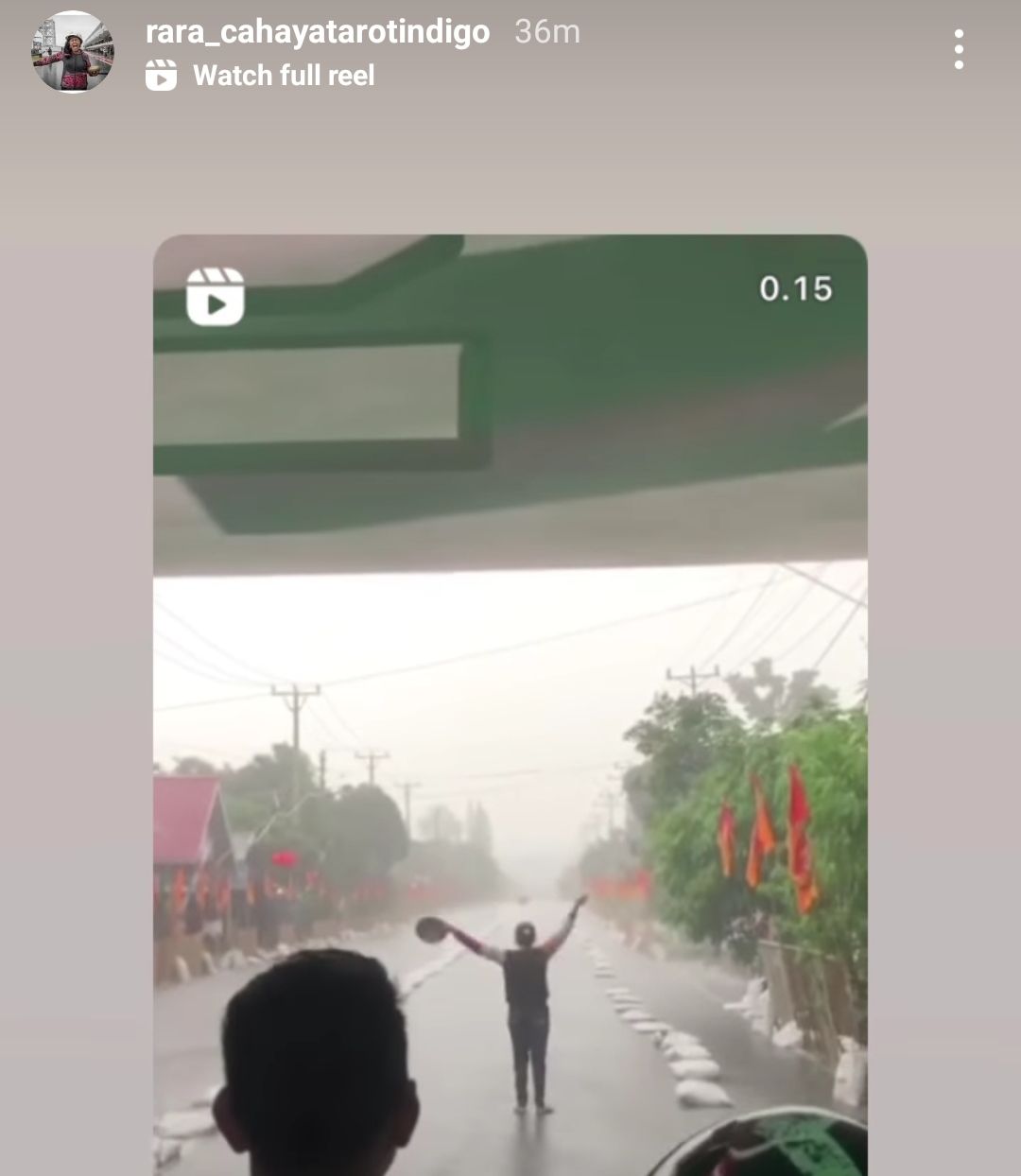 Akun milik Rara membagikan kembali video wanita pawang hujan di Kotamobagu
