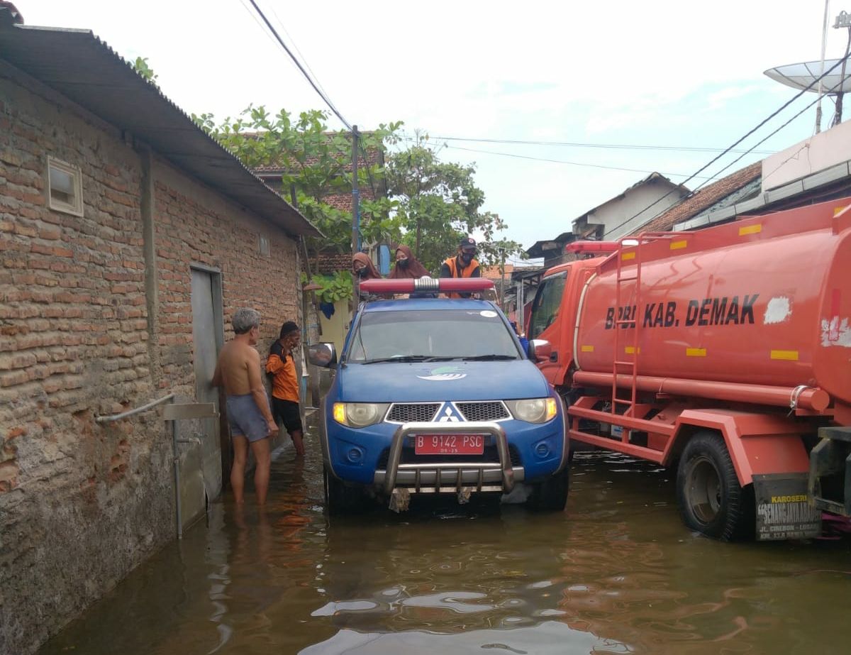 Menindaklanjuti arahan Mensos Tri Rismaharini, PSKBA dan Tagana Kemensos dirikan dapur umum dan bri bantuan korban banjir di Semarang.