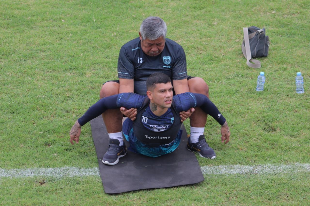 Ciro Alves latihan perdana bersama Persib Bandung di Stadion Sidolig, Kamis 26 Mei 2022.