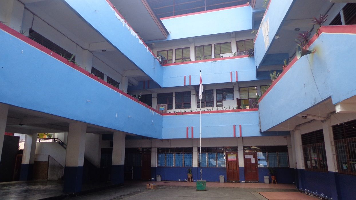 SMP Kristen Kalam Kudus Ambon masuk dalam daftar SMP terbaik di Kota Ambon.