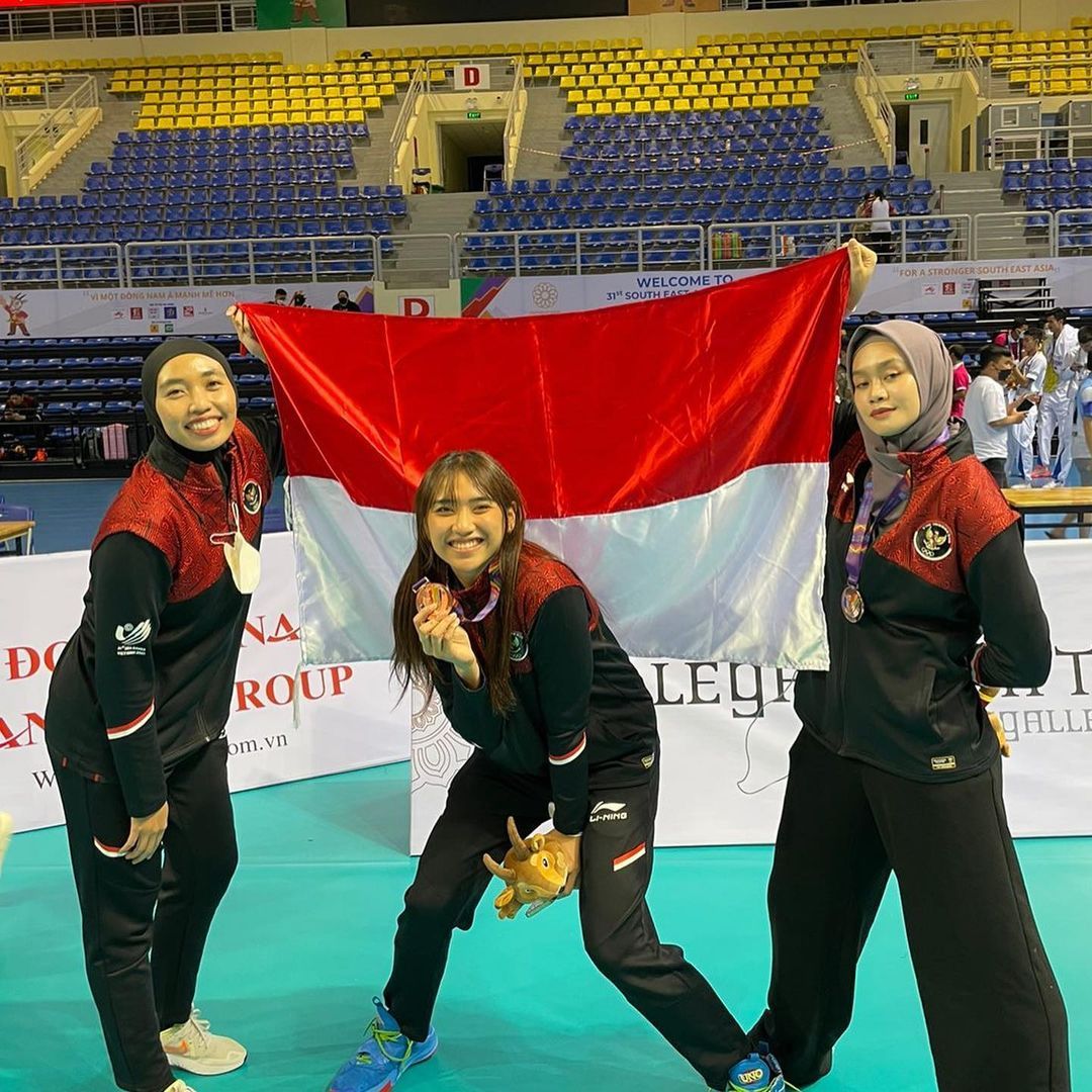 Yolla Yuliana, Wilda Nurfadhilah, dan Amalia Fajrina Berfoto Memegang Bendera Indonesia