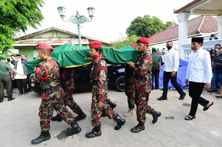 Presiden Jokowi melayat dan laksanakan sholat jenazah Buya Syafii di Masjid Gedhe Kauman.
