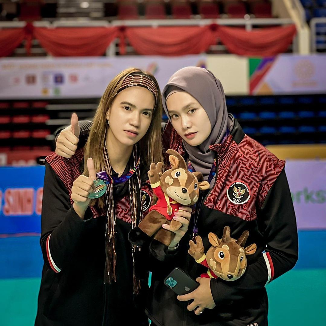 Wilda Nurfadhilah Berfoto dengan Shella Bernadetha, Dua Bidadari Cantik Voli Putri Indonesia